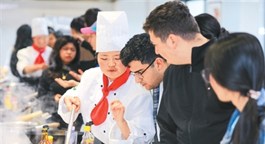 外國留學生體驗臭鱖魚制作
