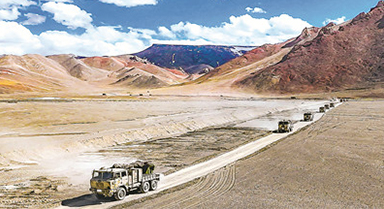 新疆軍區某團開展機動訓練